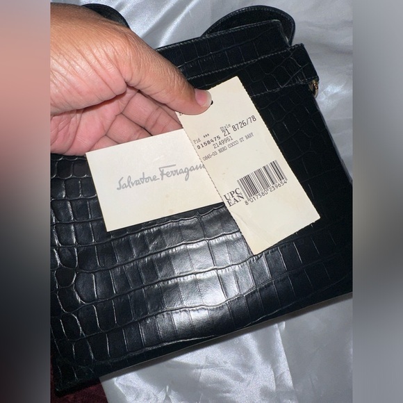 Salvatore Ferragamo Vara Croc Embossed Shoulder Bag - Picture 16 of 16